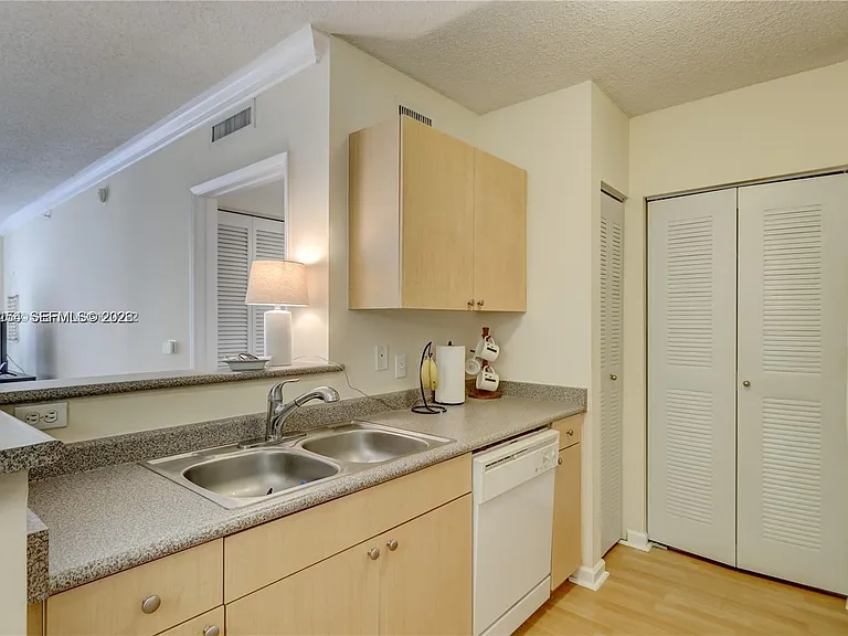 1919 Van Buren St #620A — Photo 2