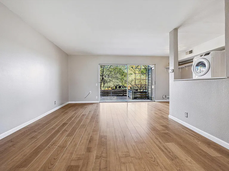 1304 Mariposa Dr #104 — Photo 7