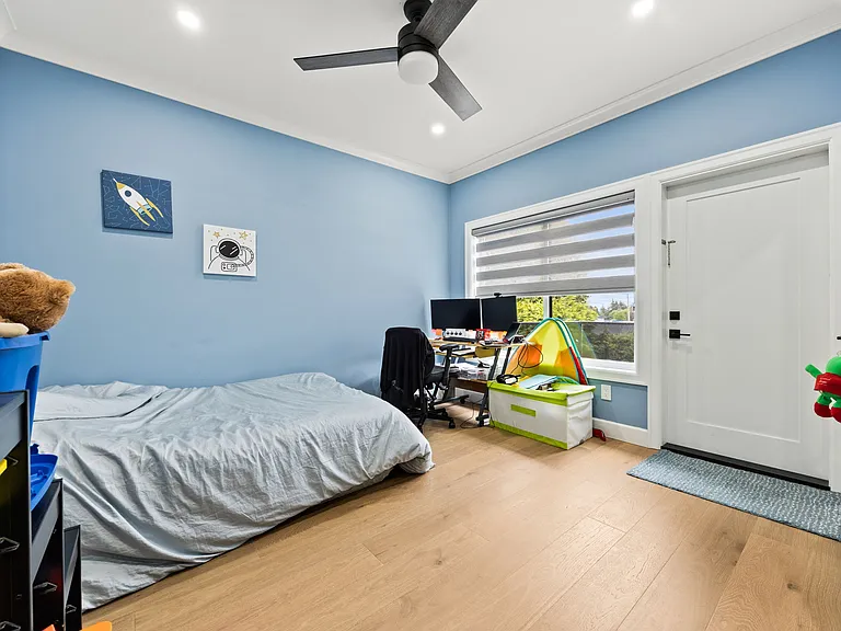 953 Jarvis St — Photo 36