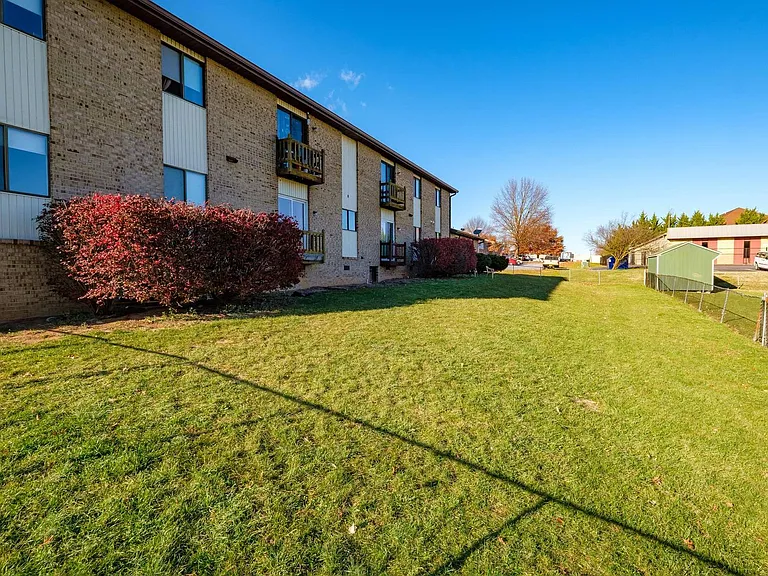 1624 Buttonwood Ct #I — Photo 2