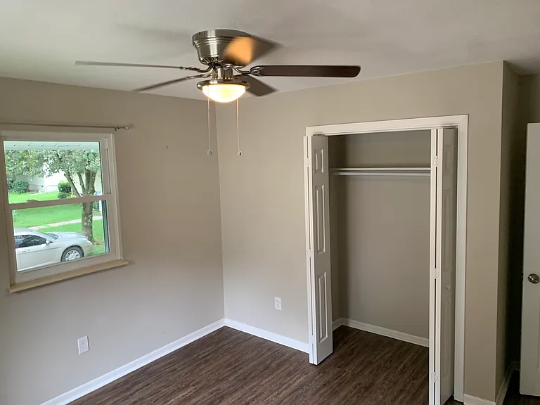3300 Valley View Dr N — Photo 5