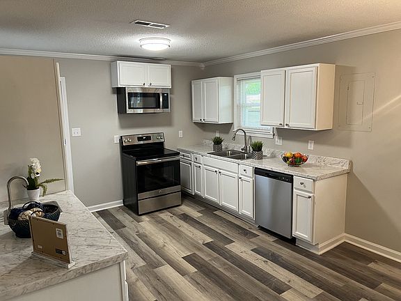 5th image of 82 Honeysuckle Dr