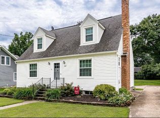 517 E Linn St, Coggon, IA 52218