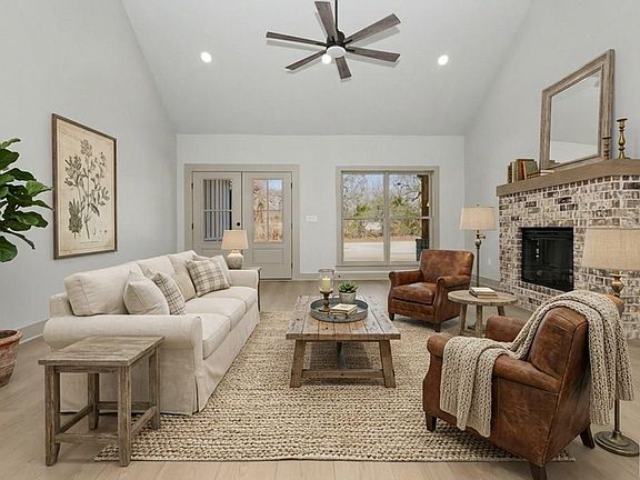 2nd image of 1013 SW Front