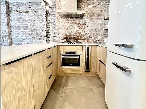 3rd image of 33 Crosby St APT 2R