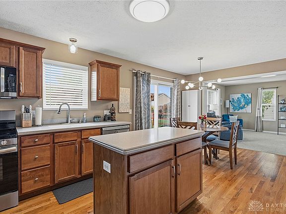 2nd image of 214 Scarlet Oak Dr