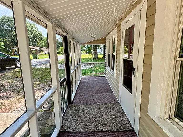 515 Costner St — Photo 2
