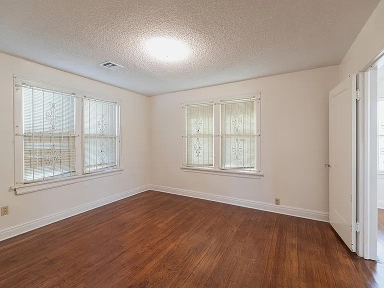 2442 N Jordan Ave — Photo 11