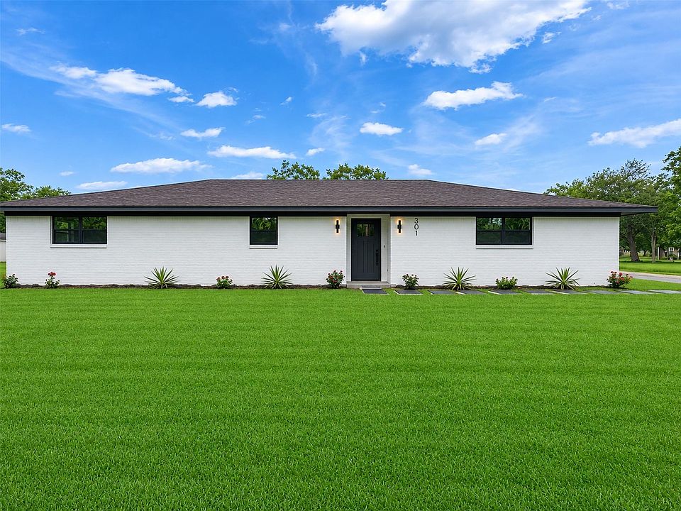 1st image of 301 N Pecan Dr