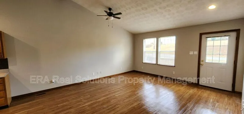 2 bed, 1.0 bath, $885 — Photo 2