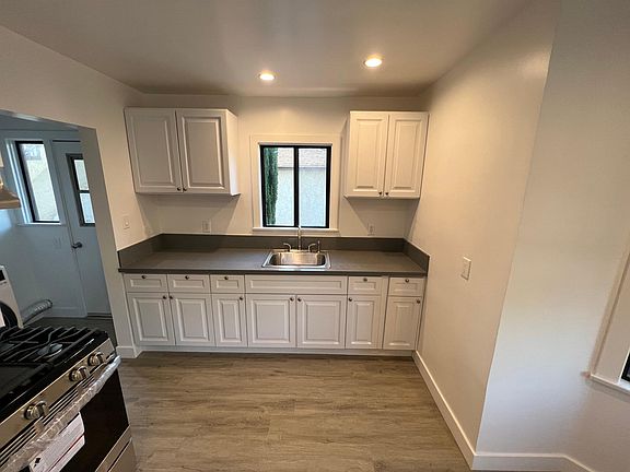 5th image of 12658 Oxnard St #12658