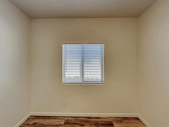 3rd image of 867 W Basswood Ave
