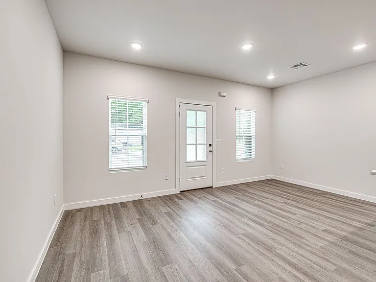 616 W 2nd St #100 — Photo 12
