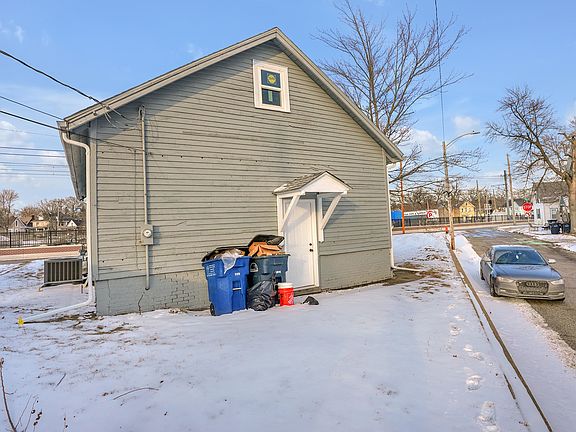4th image of 817 E 11th St