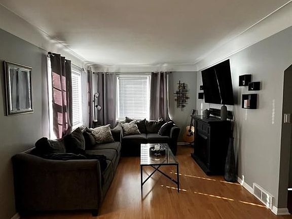 2nd image of 1094 Villaire Ave
