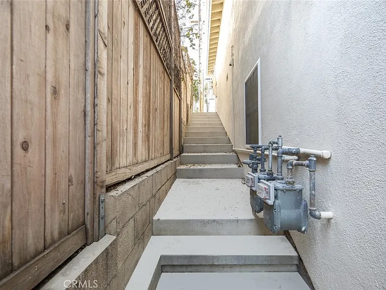 245 Beverly St #B — Photo 23