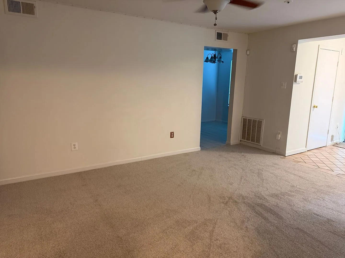 Impressive Unit Close to Shopping, Parks, METRO and more. — Photo 3