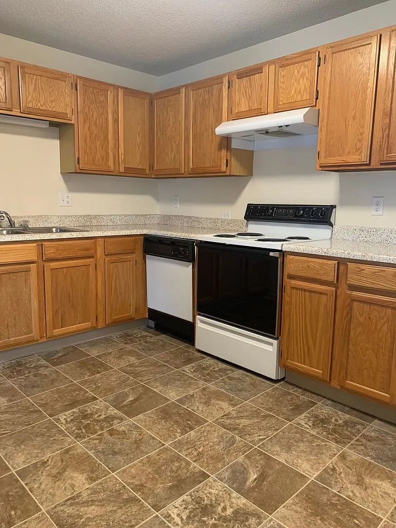 Drake Court Apartments — Photo 2