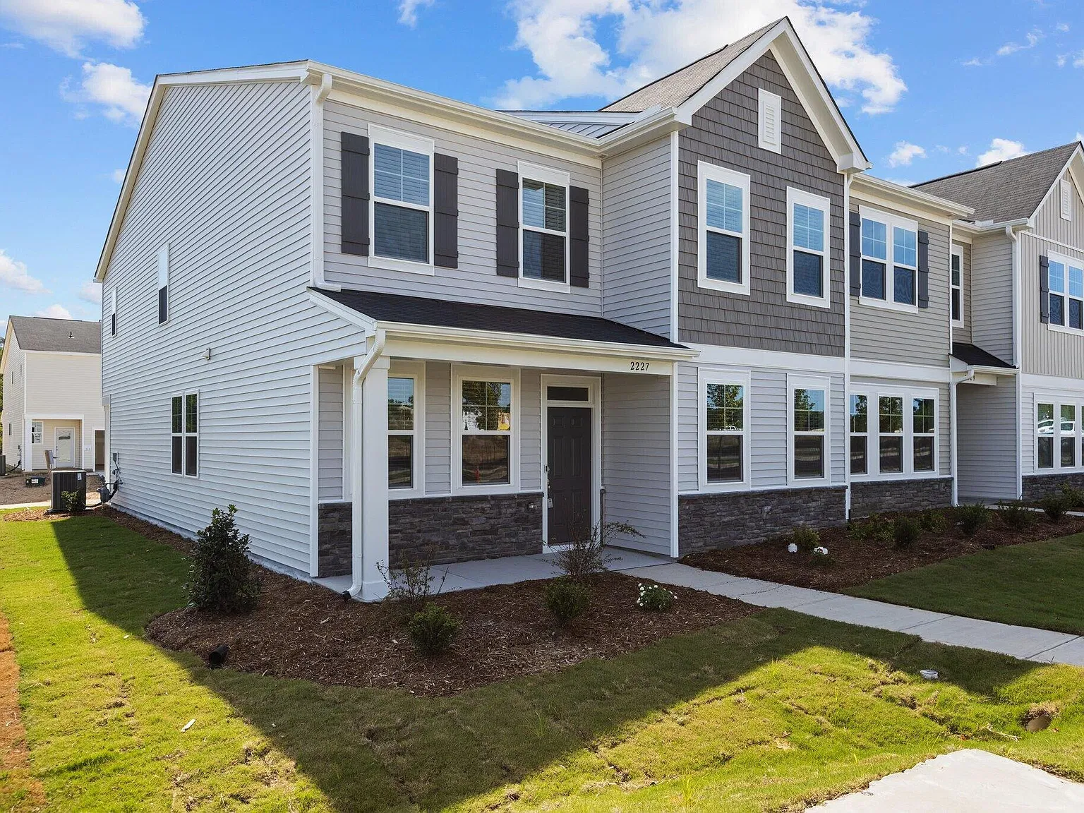 4 bed, 3.0 bath, 2516 sqft, $2,395 — Photo 2