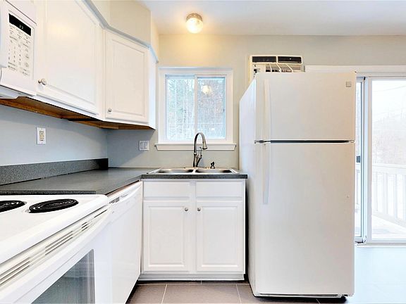 5th image of 96 Village Ct APT 3