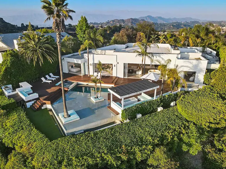 Discover serenity and panoramic vistas at this exclusive Beverly Hills hideaway.
