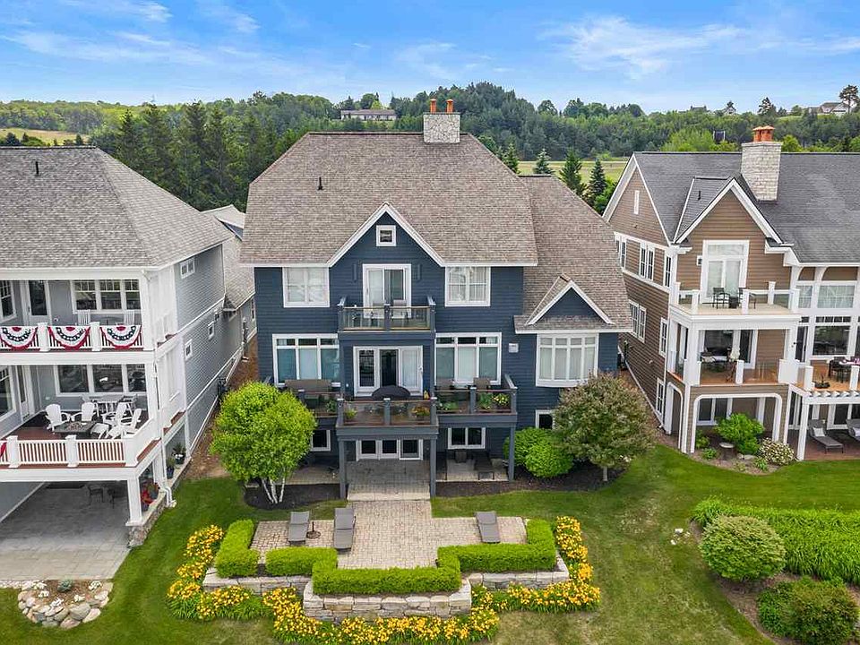 1st image of 872 Bluffs Ct