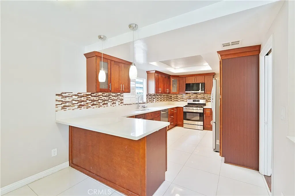 3 bed, 2031 sqft, $4,795 — Photo 3