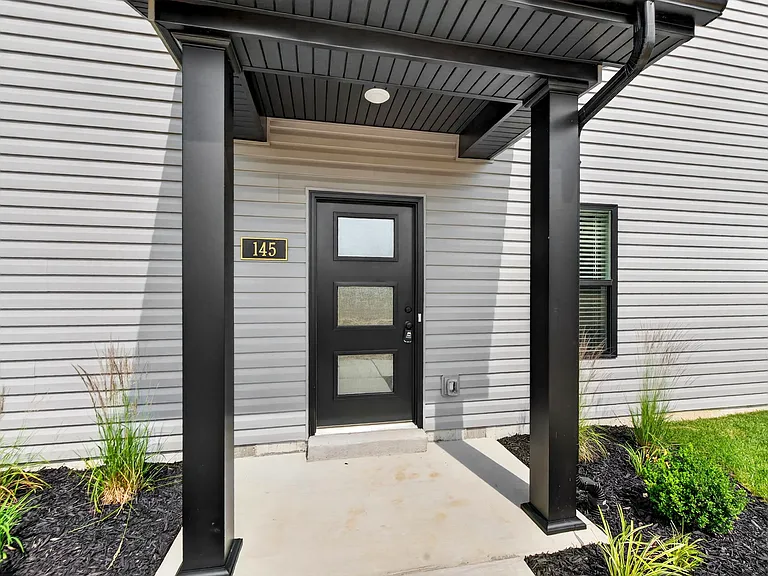 145 Sesame Loop — Photo 2