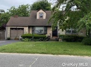380 Albany Ave, Lindenhurst, NY 11757