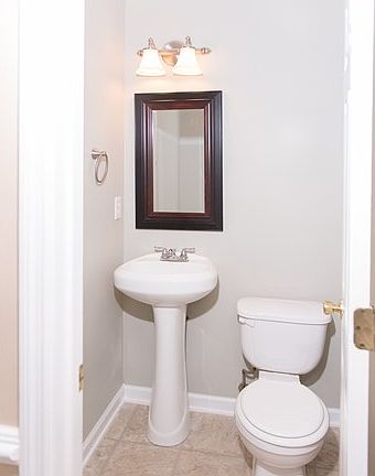 3rd image of 4575 Oxford Dr