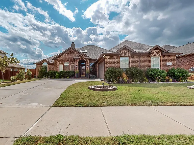 997 Shady Lane Dr — Photo 1