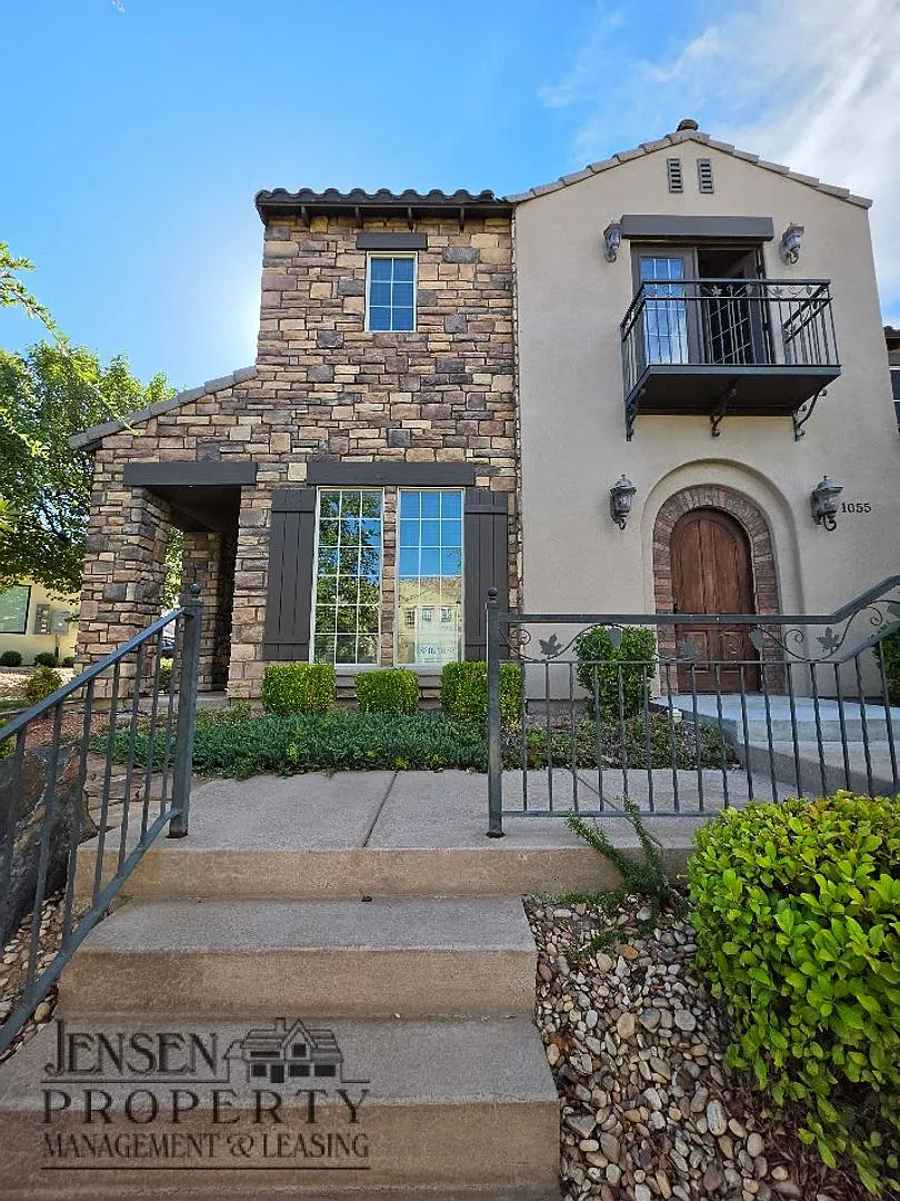 Three Bedroom Town home in Tuscan Hills — Photo 1