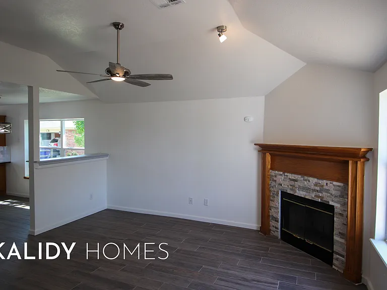 1400 Buena Vista Cir — Photo 17