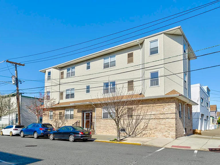 15 Isabella Ave #2R — Photo 1