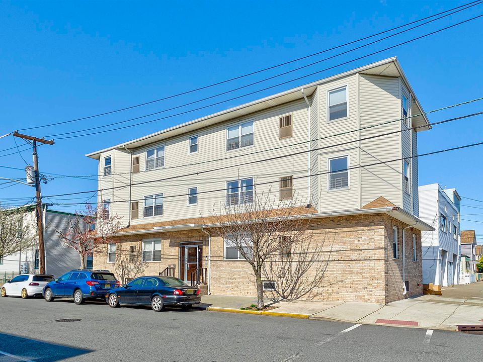 1st image of 15 Isabella Ave #2R