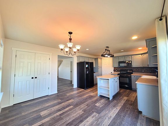 3rd image of 327 Woodman Dr