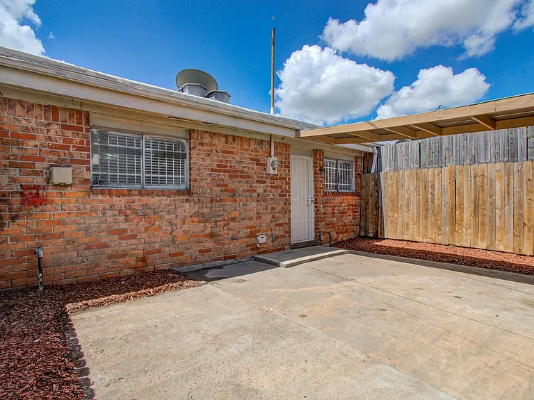 8820 Bissonnet St — Photo 36