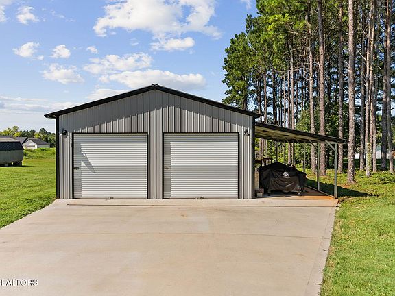 4th image of 811 Pinebrooke Dr
