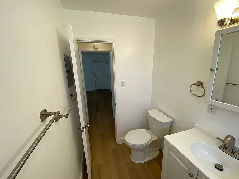Sussex House Apartments — Photo 20