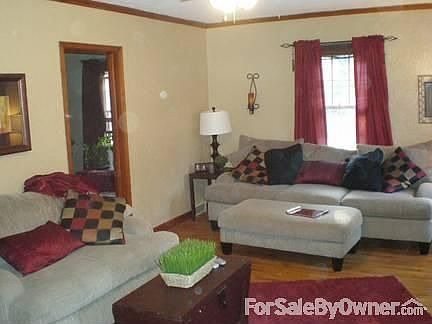Living Room
						:
						Original Hardwood Floors, Curtains included