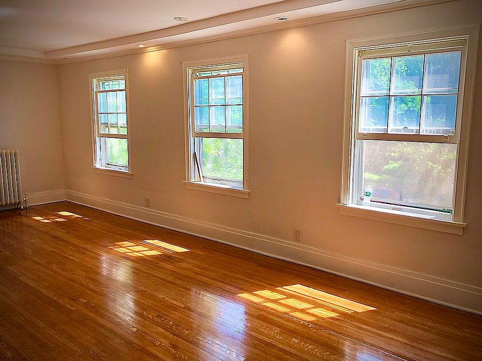 1st image of 24 Brantford Pl #2