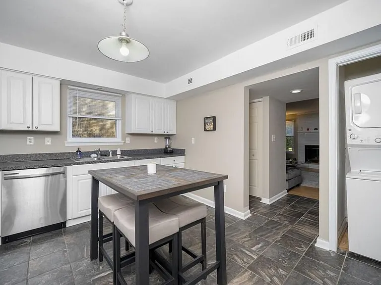 505 Barberton Dr — Photo 6