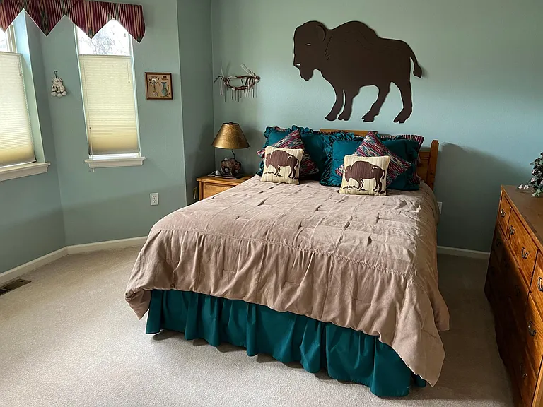 bedroom with queen bed