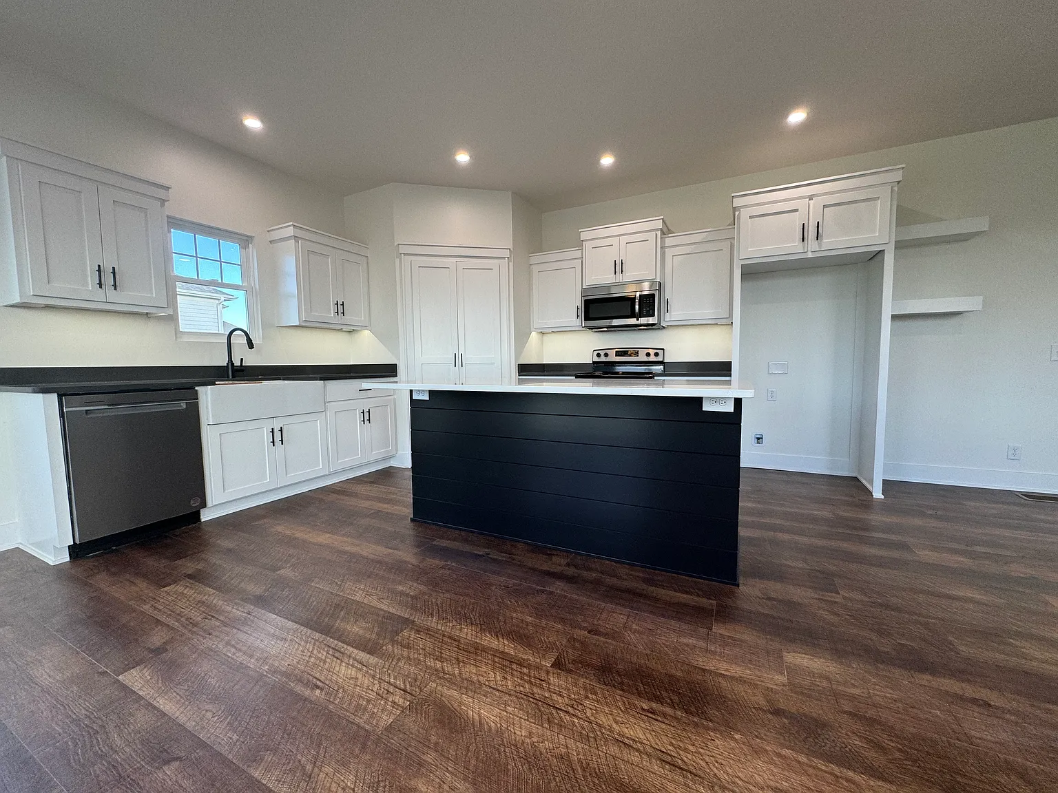 2 bed, 2880 sqft, $2,400 — Photo 4