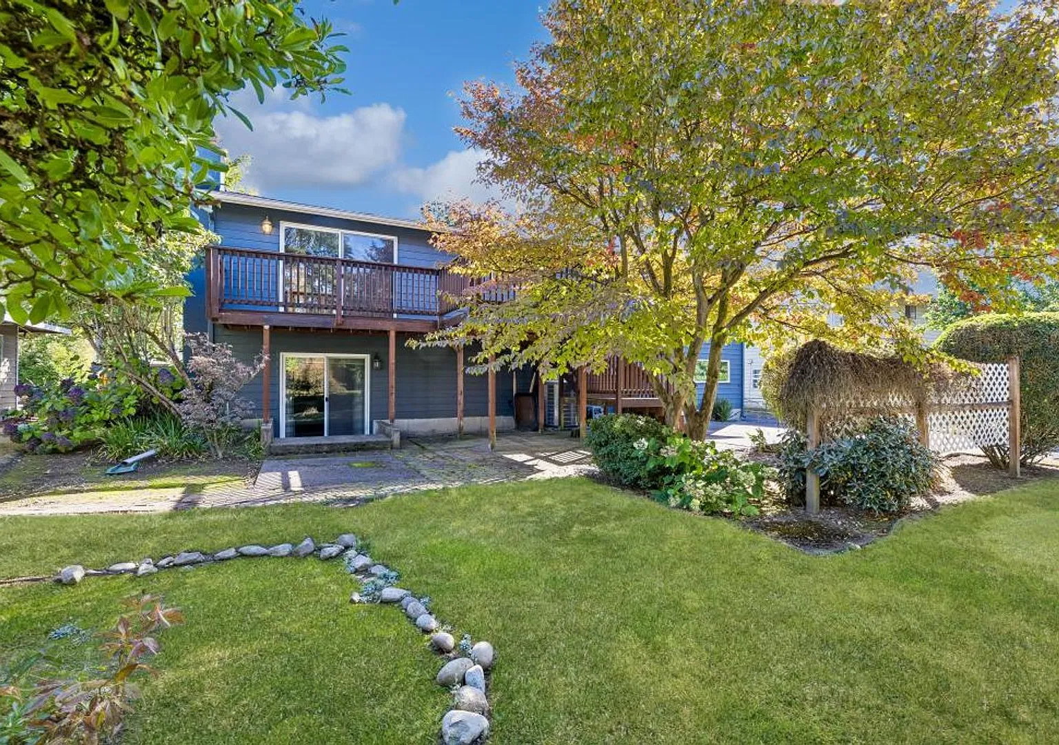 4 Bedroom Home with 2 Car Garage + 2 Fireplaces — Photo 2