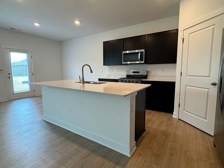 1577 Albatross St — Photo 6