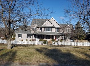 8 Meadow Ridge Rd, Warwick, NY 10990