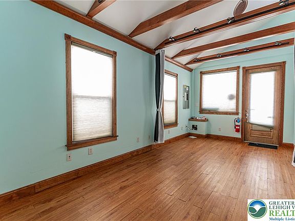 3rd image of 416 Wyandotte St
