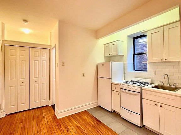 4th image of 328 E 95th St APT 4