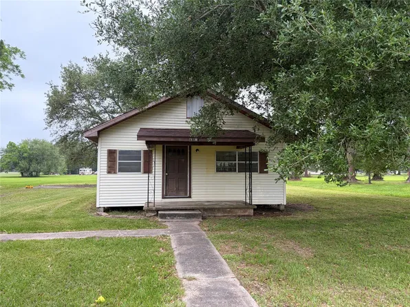 638 W Leblanc St, Winnie, TX 77665